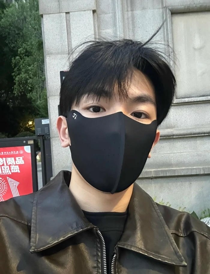 ảnh con trai đeo khẩu trang đen