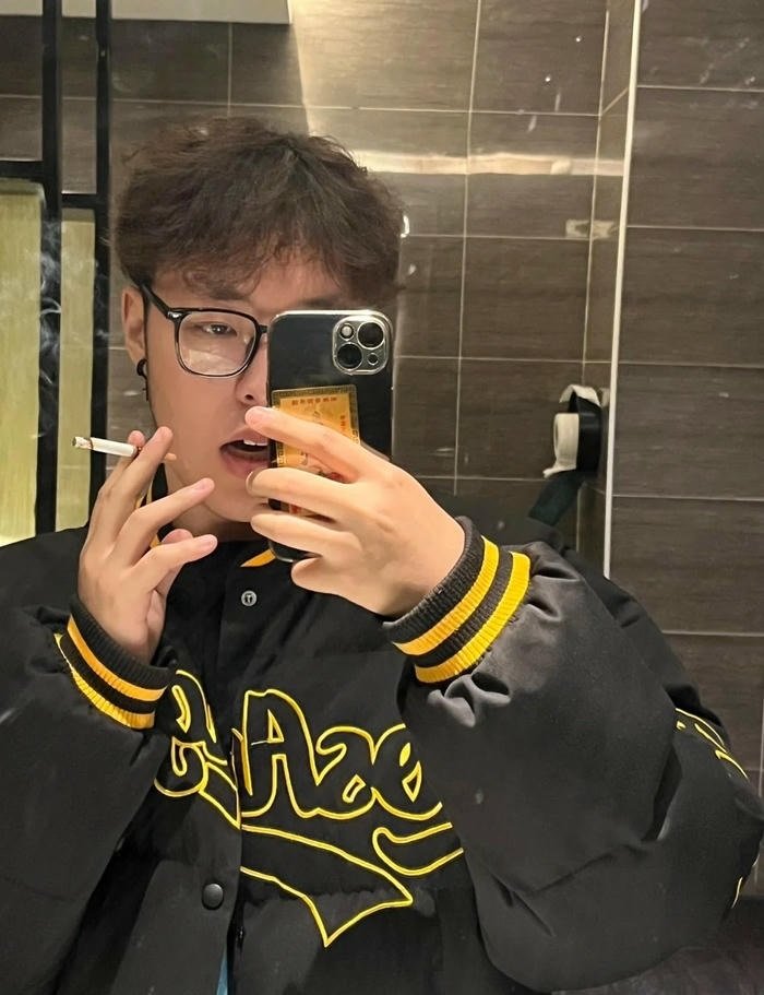 ảnh con trai hút thuốc đời thường