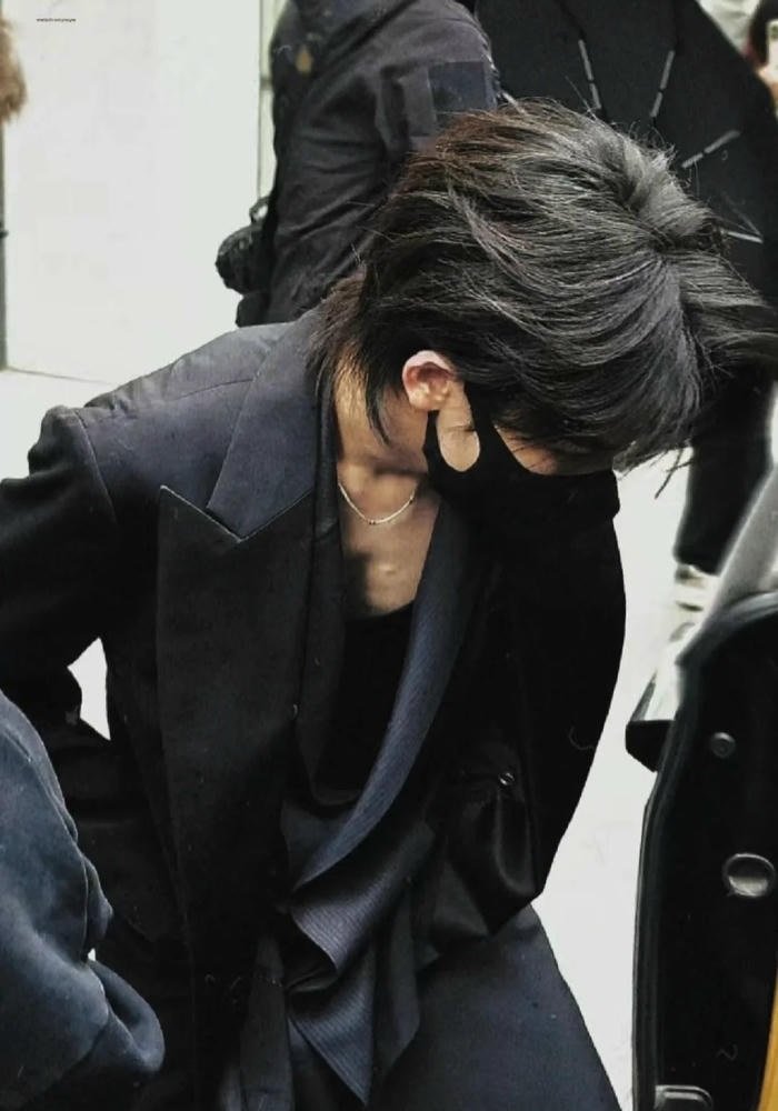 ảnh con trai khẩu trang đen bí ẩn