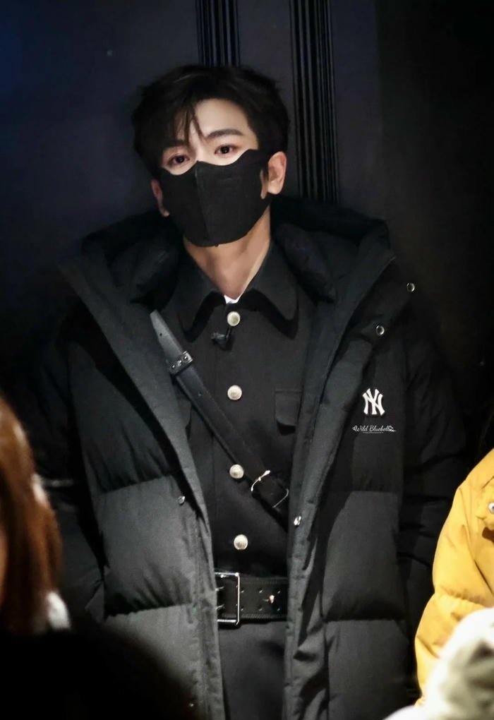 ảnh con trai khẩu trang đen cuốn hút