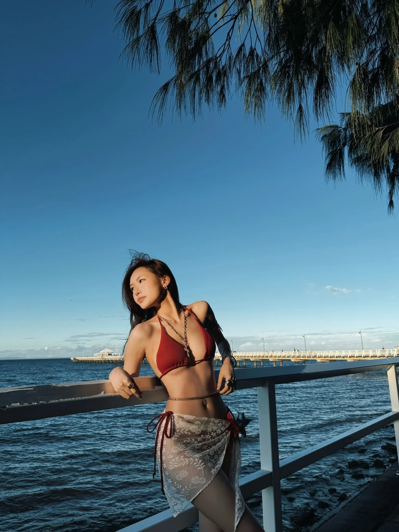 ảnh gái xinh đi biển mặc bikini cuốn hút