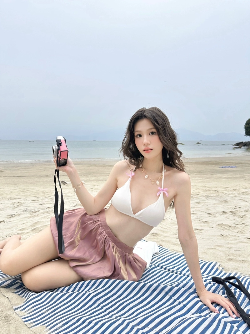 ảnh gái xinh đi biển mặc bikini hot trend