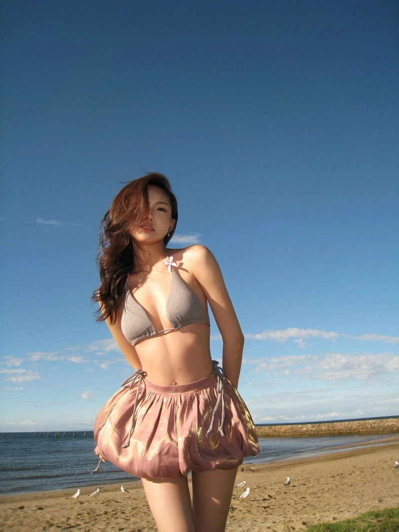 ảnh gái xinh đi biển mặc bikini sang chảnh