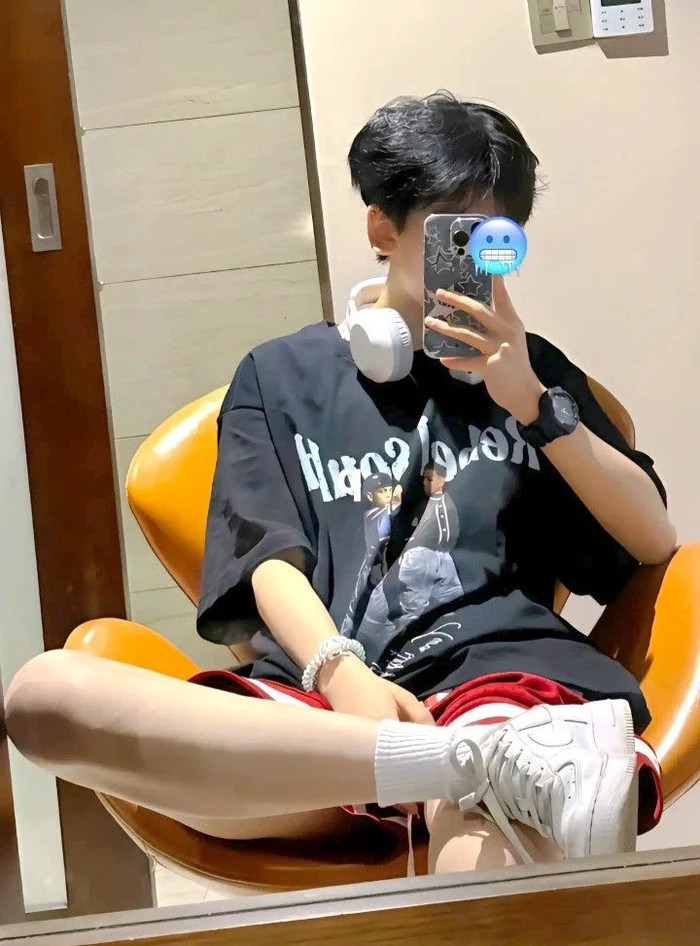 ảnh trai chụp trước gương che mặt