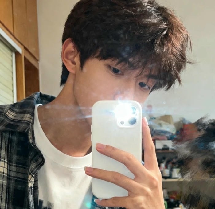 ảnh trai chụp trước gương đẹp