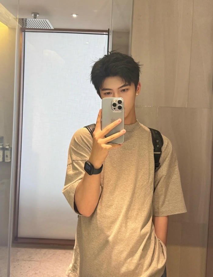 ảnh trai chụp trước gương đời thường