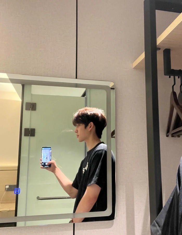 ảnh trai chụp trước gương đơn giản