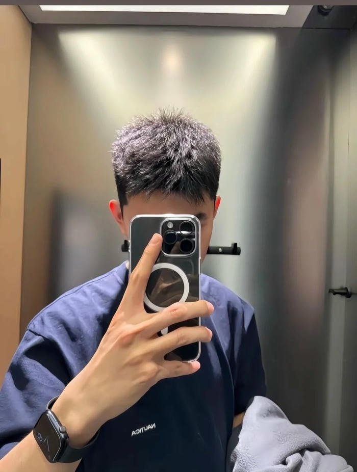 ảnh trai chụp trước gương nam tính