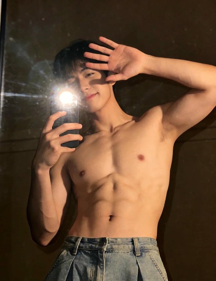 ảnh trai chụp trước gương ngầu