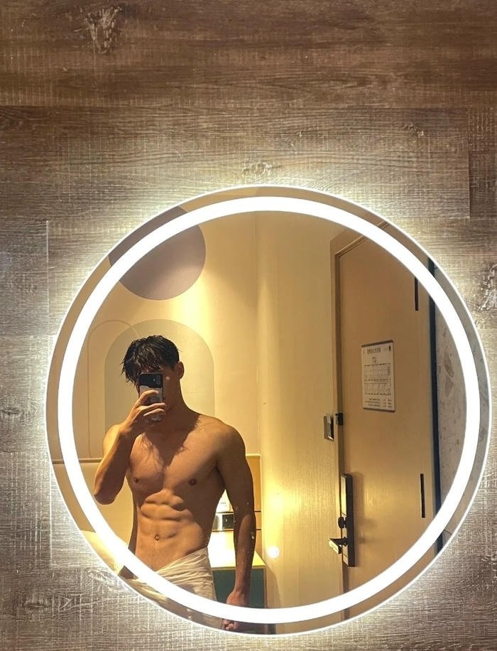 ảnh trai chụp trước gương nổi bật