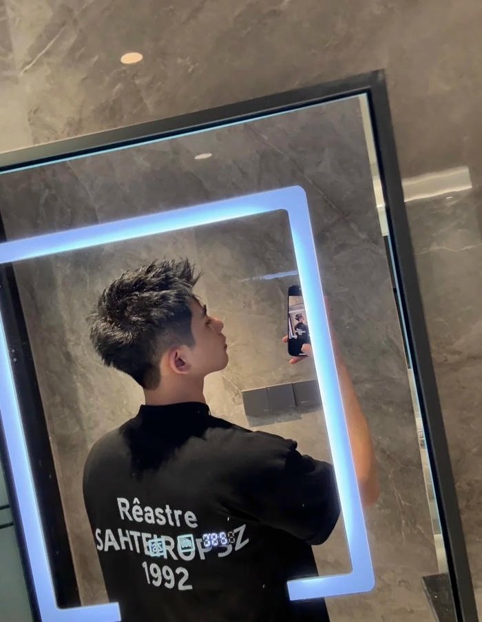 ảnh trai chụp trước gương thần thái