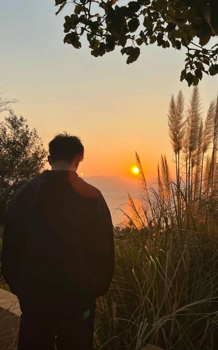 ảnh trai đẹp chụp sau lưng cuốn hút