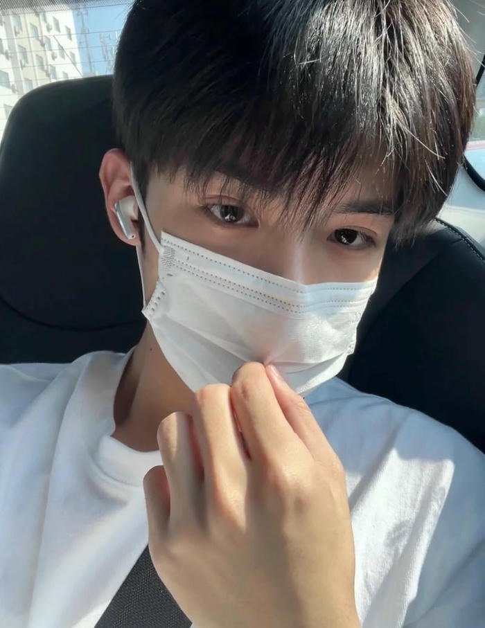 ảnh trai đẹp đeo khẩu trang cool