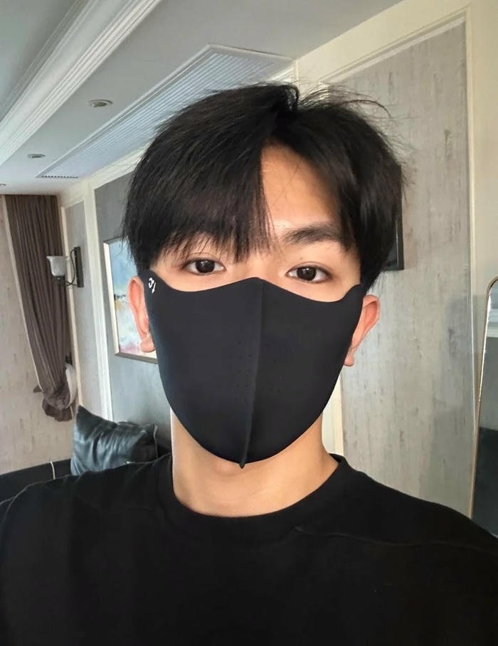 ảnh trai đẹp đeo khẩu trang đời thường