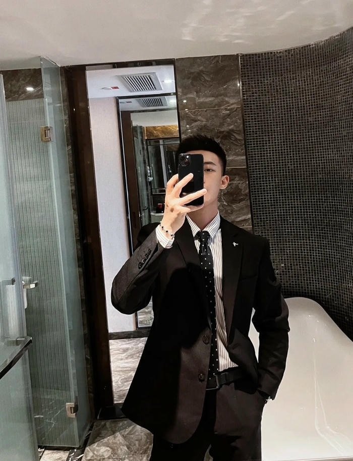 ảnh trai selfie trước gương