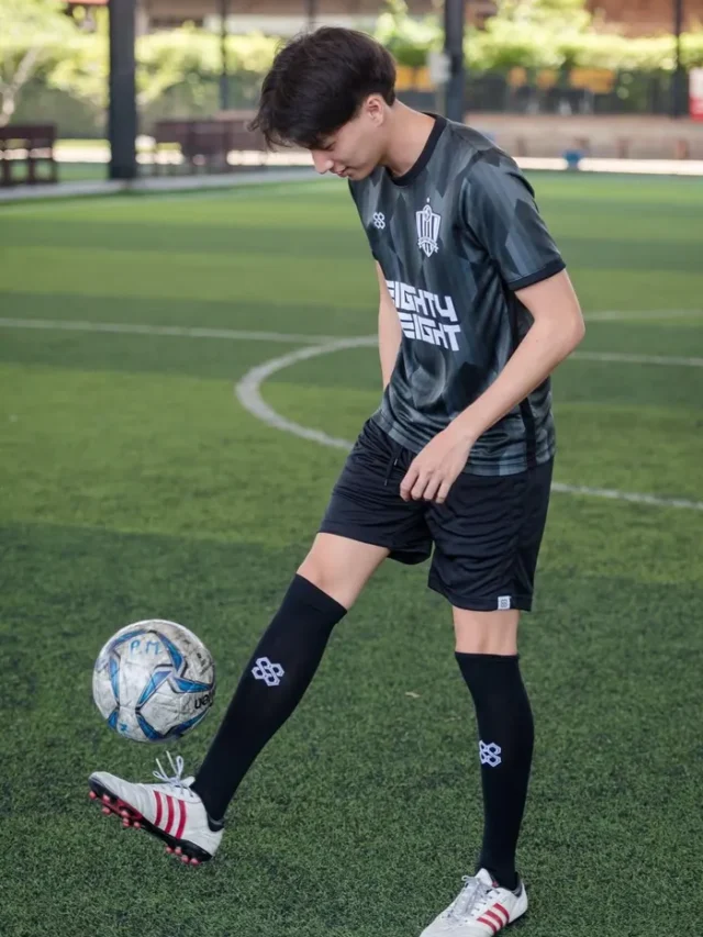 300+ Hình ảnh con trai đá bóng trên sân gây ấn tượng mạnh