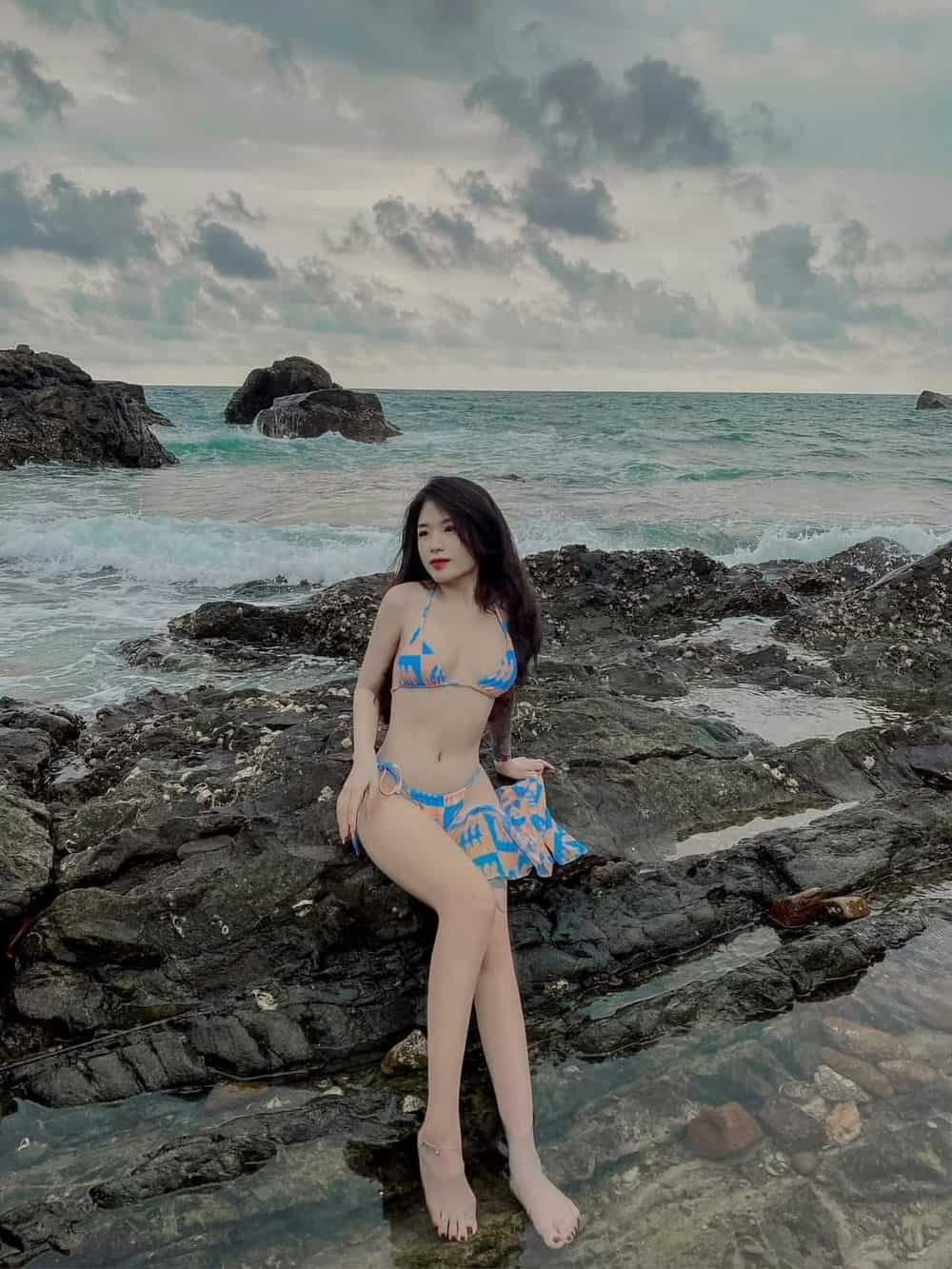 gai mac bikini trong suot