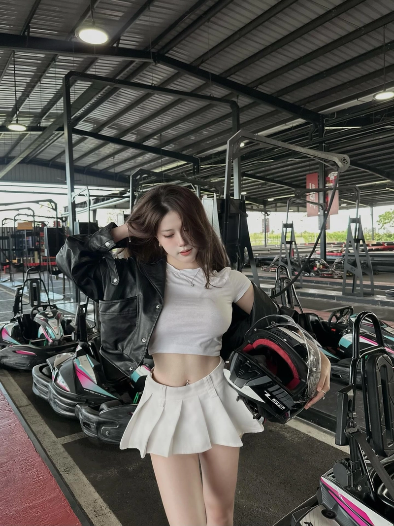 gái xinh 2k mặc váy ngắn