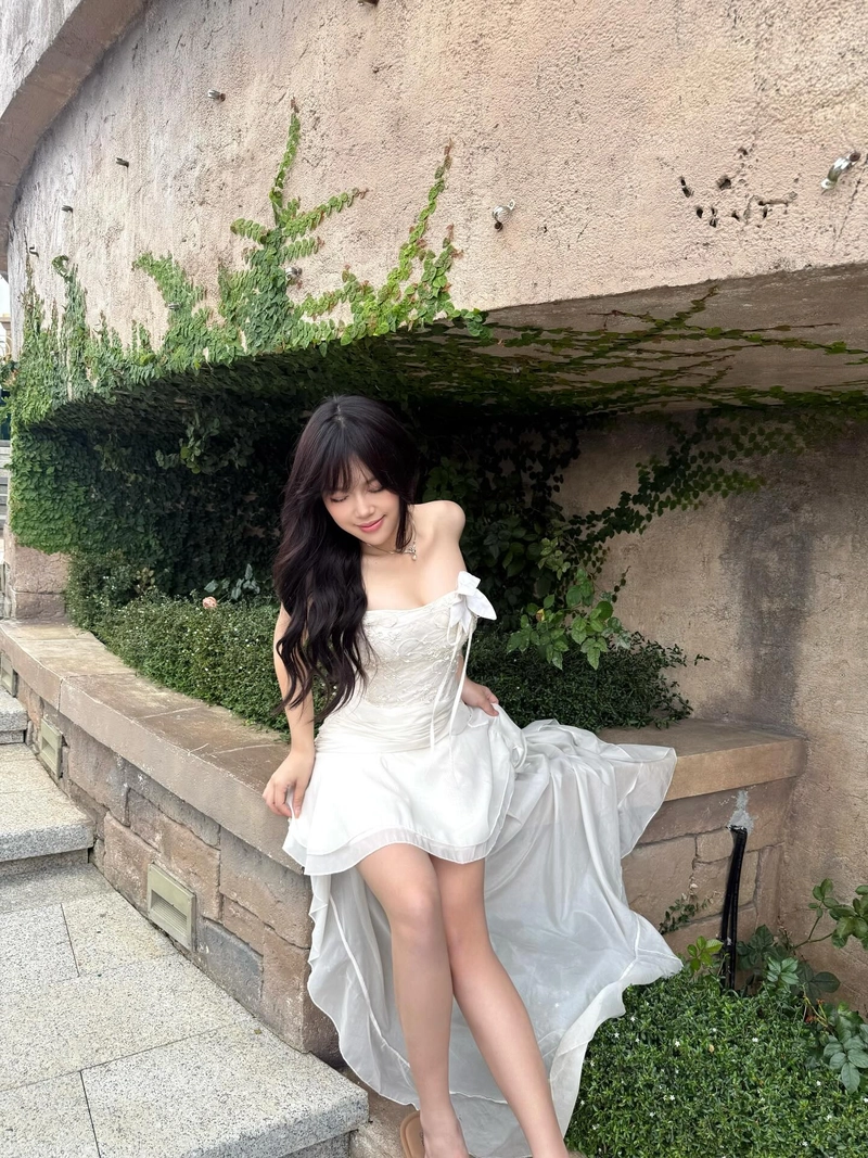 gái xinh 2k mặc váy trắng