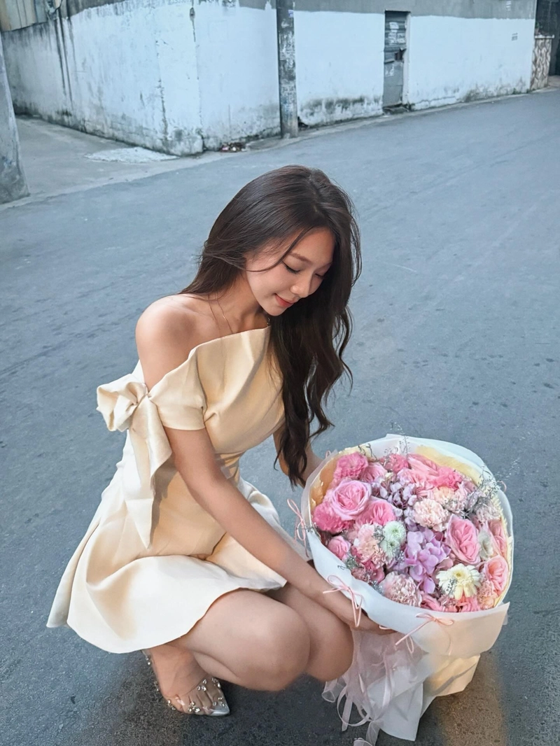 gái xinh 2k3 cầm hoa