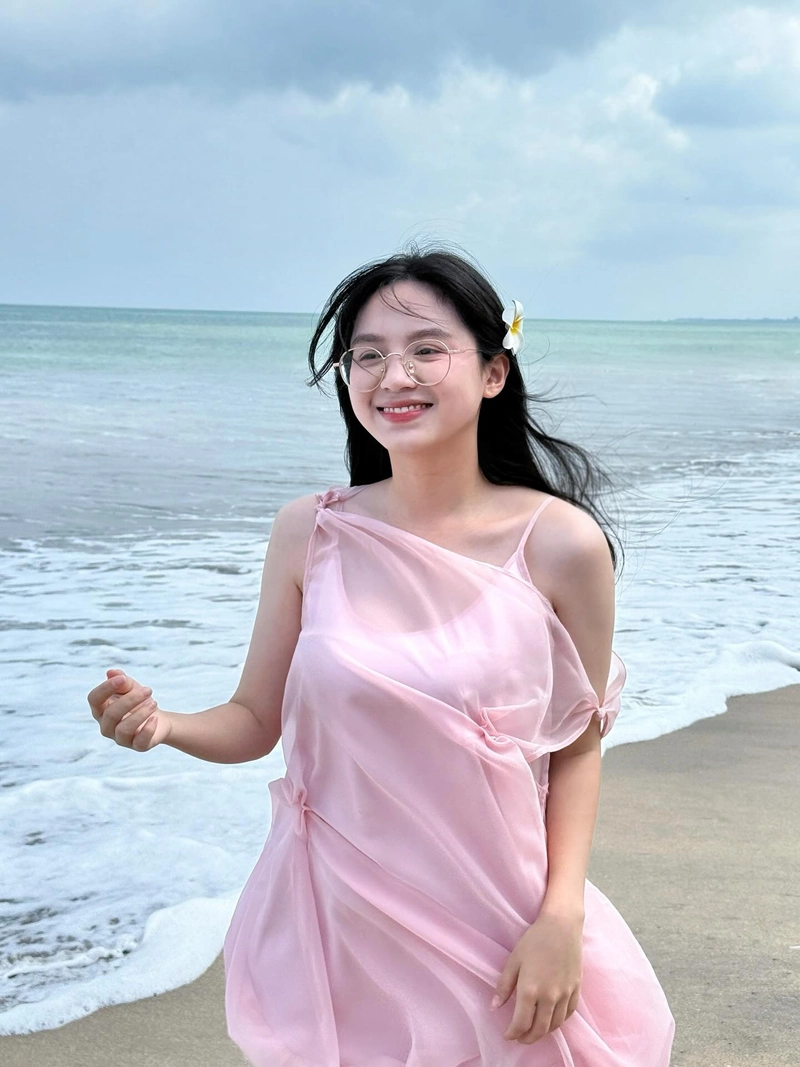gái xinh 2k3 đeo kính