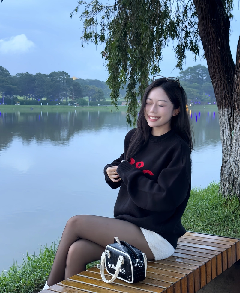 gái xinh 2k3 đi tất đen