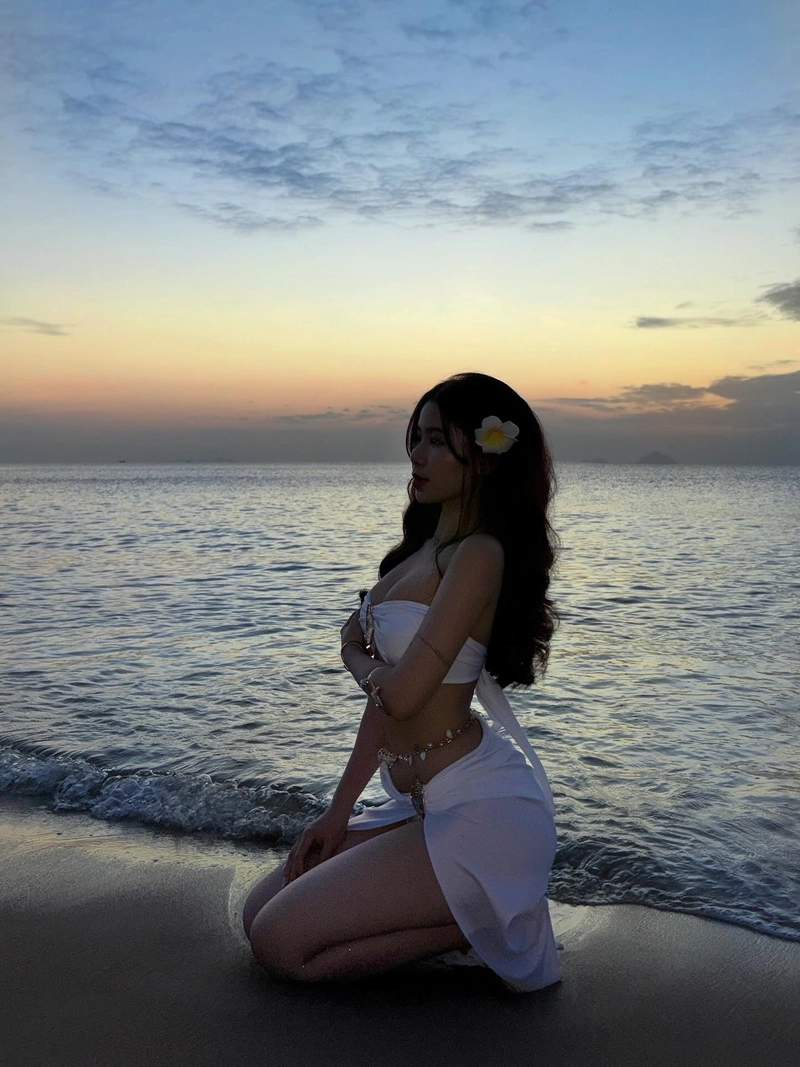 gái xinh mặc bikini ngoài trời