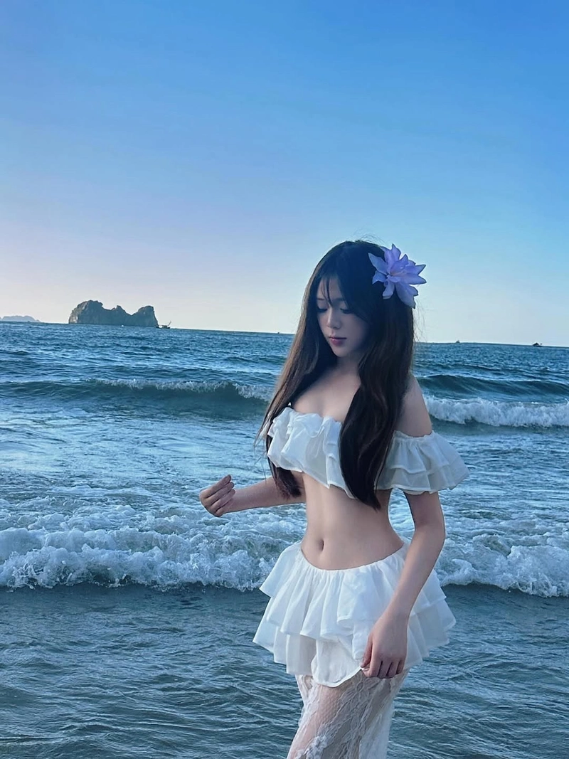 gái xinh mặc bikini váy ngắn