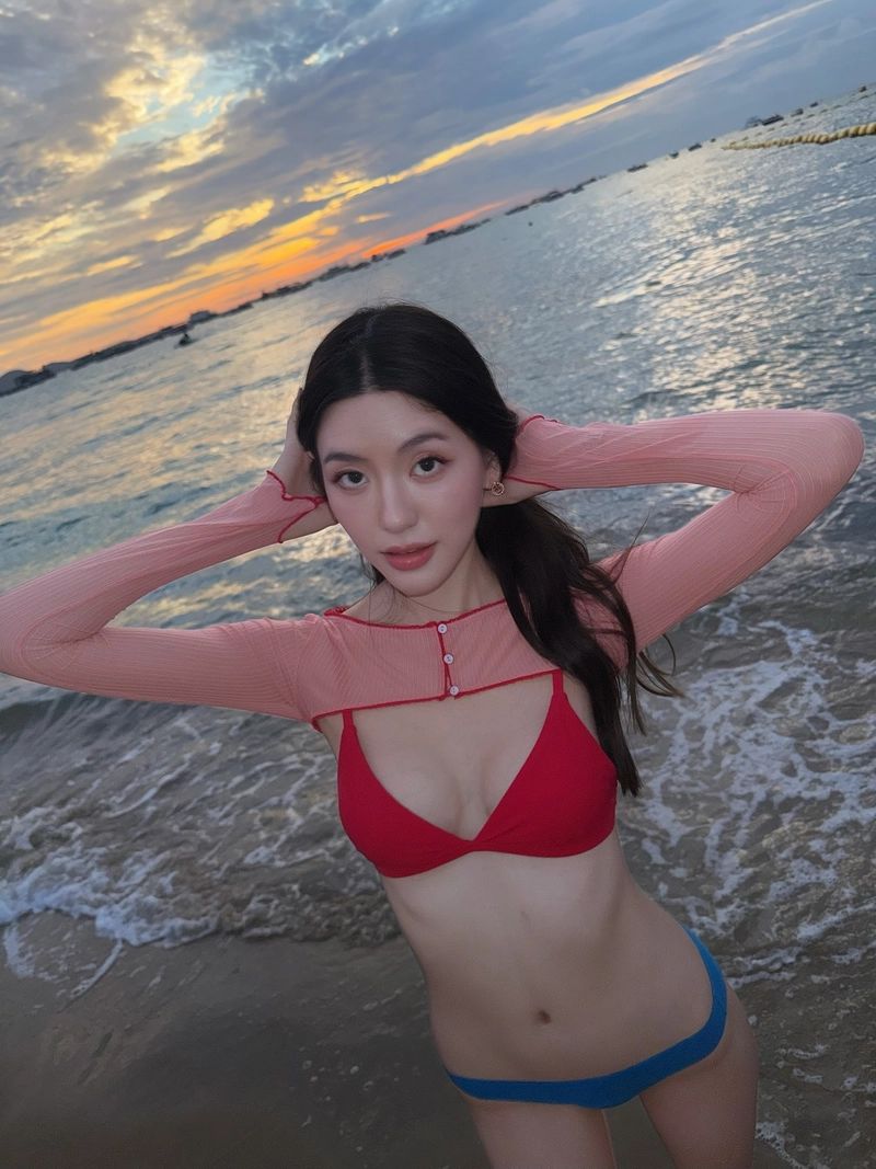 gái xinh mặc bikinii