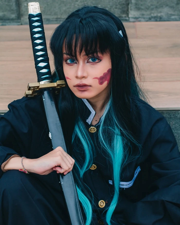 hà trụ cosplay cầm kiếm