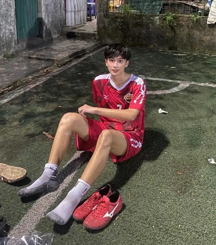 hình ảnh con trai đá bóng 2