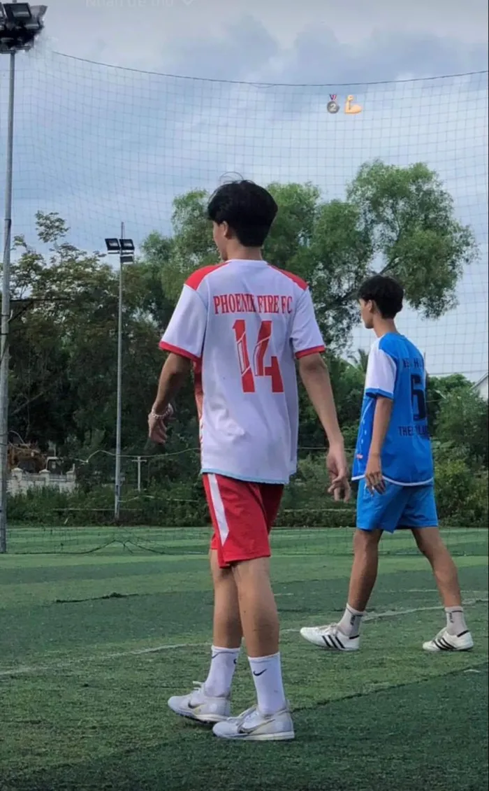 hình ảnh con trai đá bóng 4