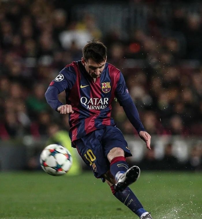 hình ảnh con trai đá bóng cuốn hút