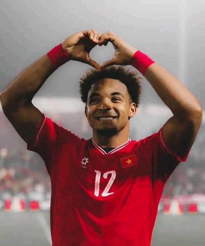 hình ảnh con trai đá bóng dễ thương