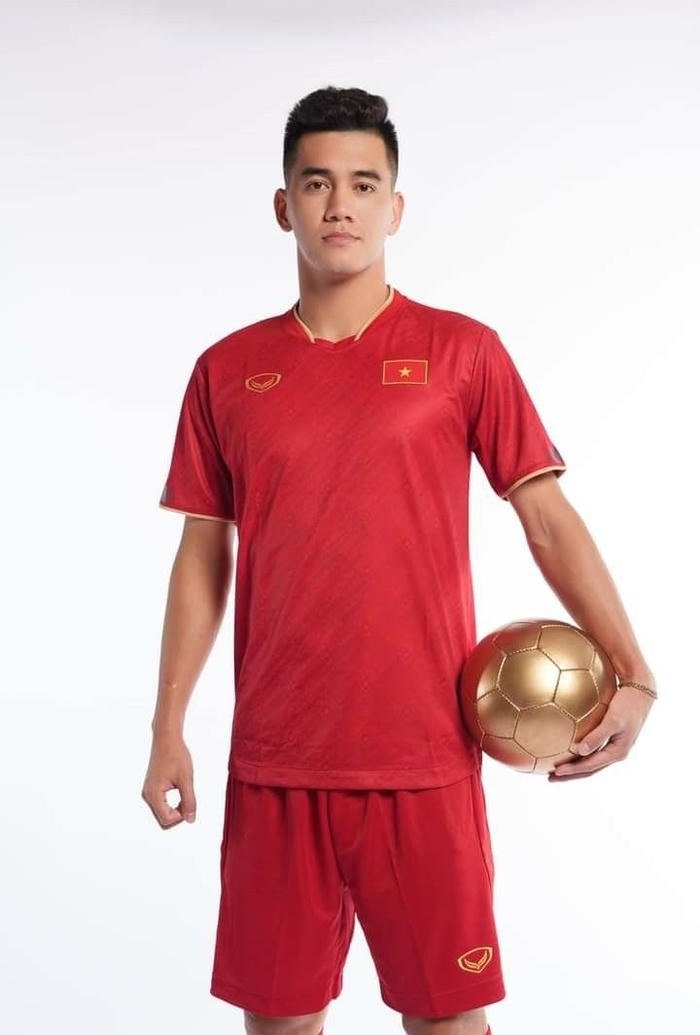 hình ảnh con trai đá bóng nam tính