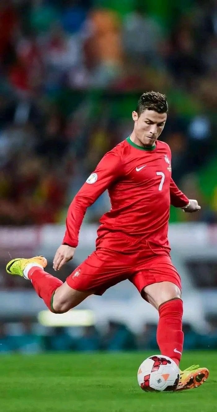 hình ảnh con trai đá bóng nổi bật