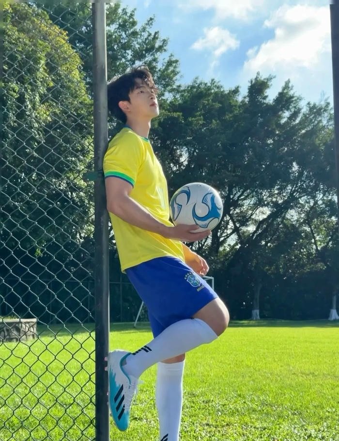 hình ảnh con trai đá bóng thần thái