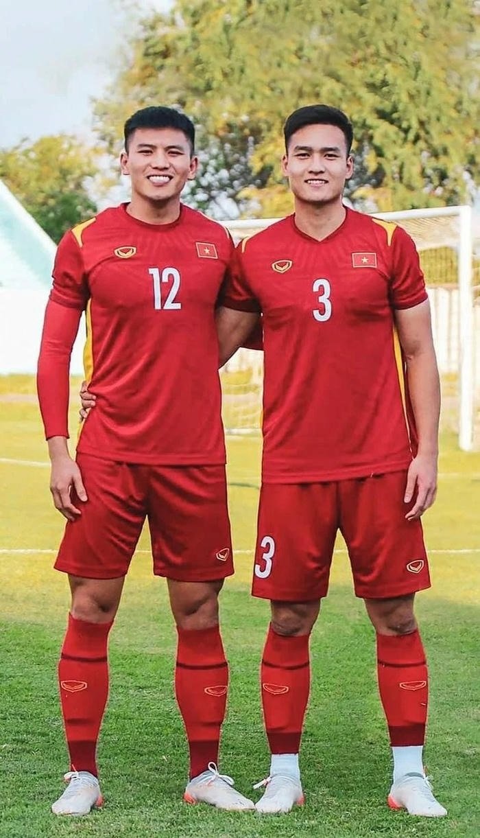 hình ảnh con trai đá bóng thể thao