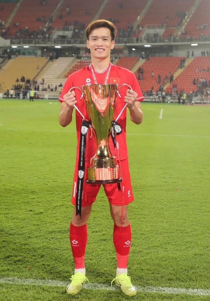 hình ảnh con trai đá bóng