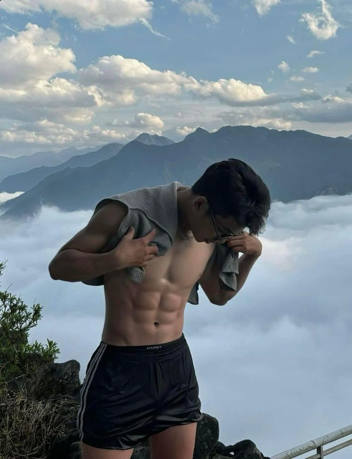 hình ảnh trai đẹp tập gym trên đồi