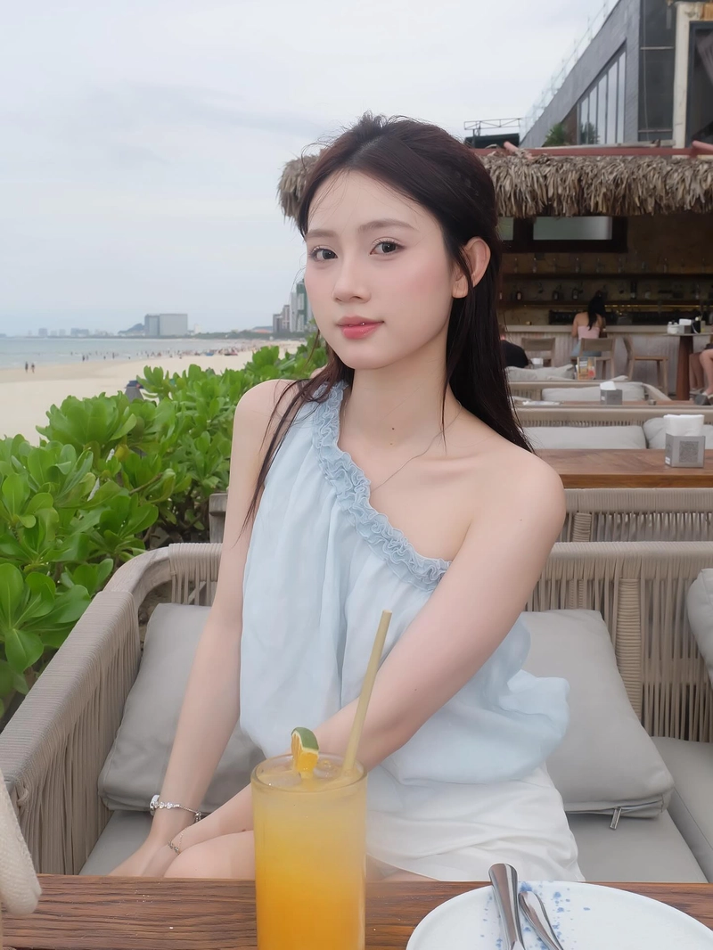 hot girl 9x mặc áo trễ vai