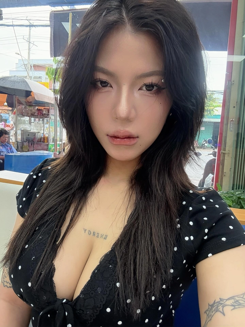 hot girl 9x xăm ngực