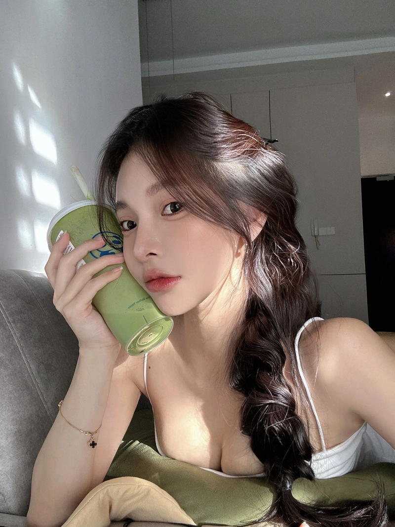 hot girl cute pose ảnh
