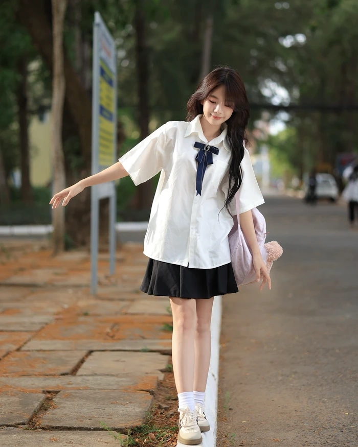 hot girl học sinh mặc váy xếp ly