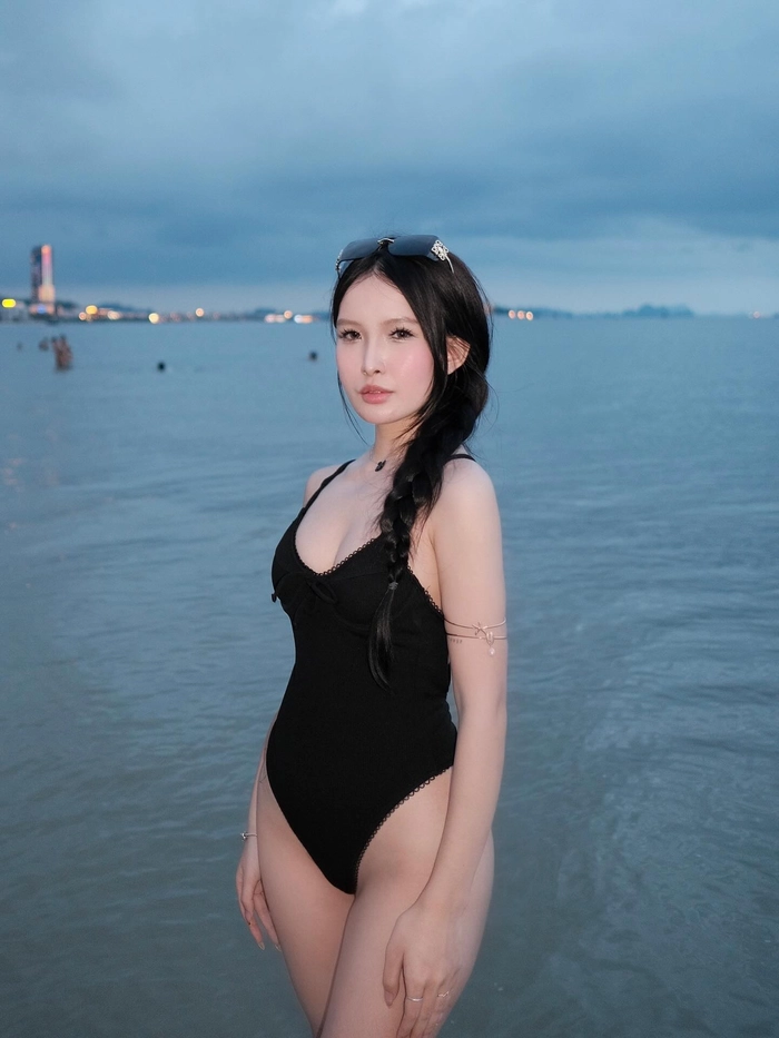 hot girl tắm mặc bikini liền thân