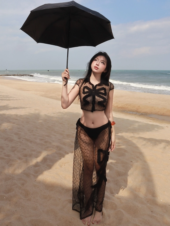 hot girl tắm mặc váy lưới