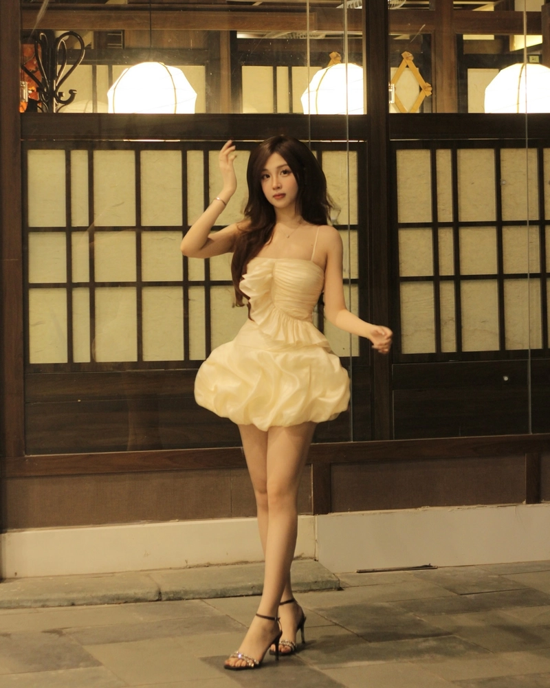 hot girl tạo dáng váy ngắn bên ô cửa