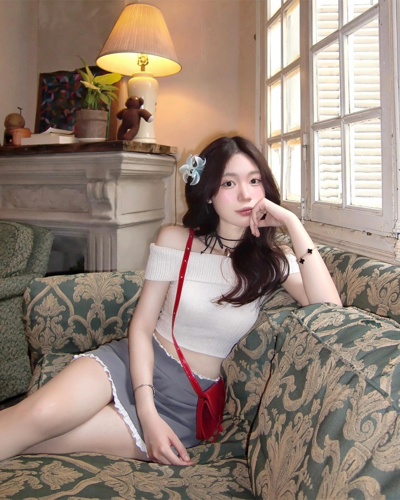 hot girl váy ngắn đứng bên cửa sổ