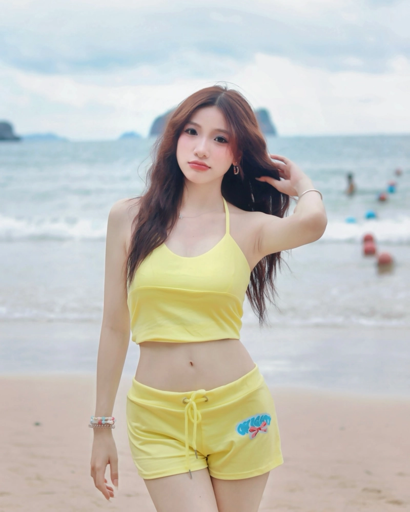 nữ sinh tạo dáng bikini bên bờ biển