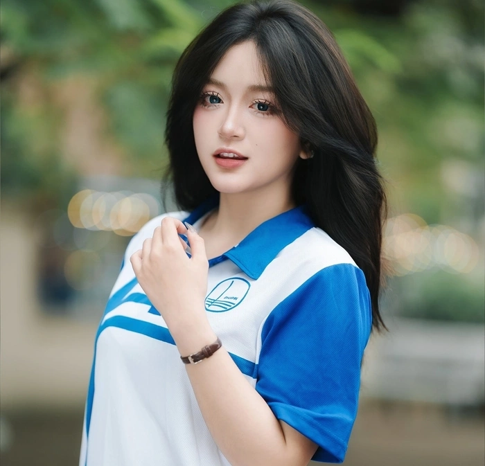 nữ sinh xinh đẹp mặc đồng phục
